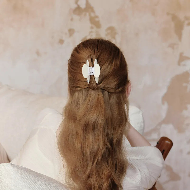 Alexandra Pearl Medium Hair Claw